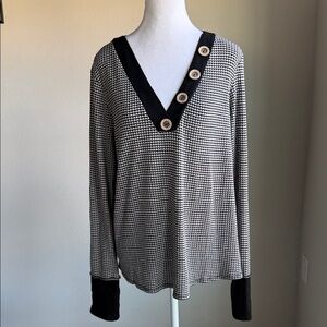 Sugarfox women’s black&white checked pullover top